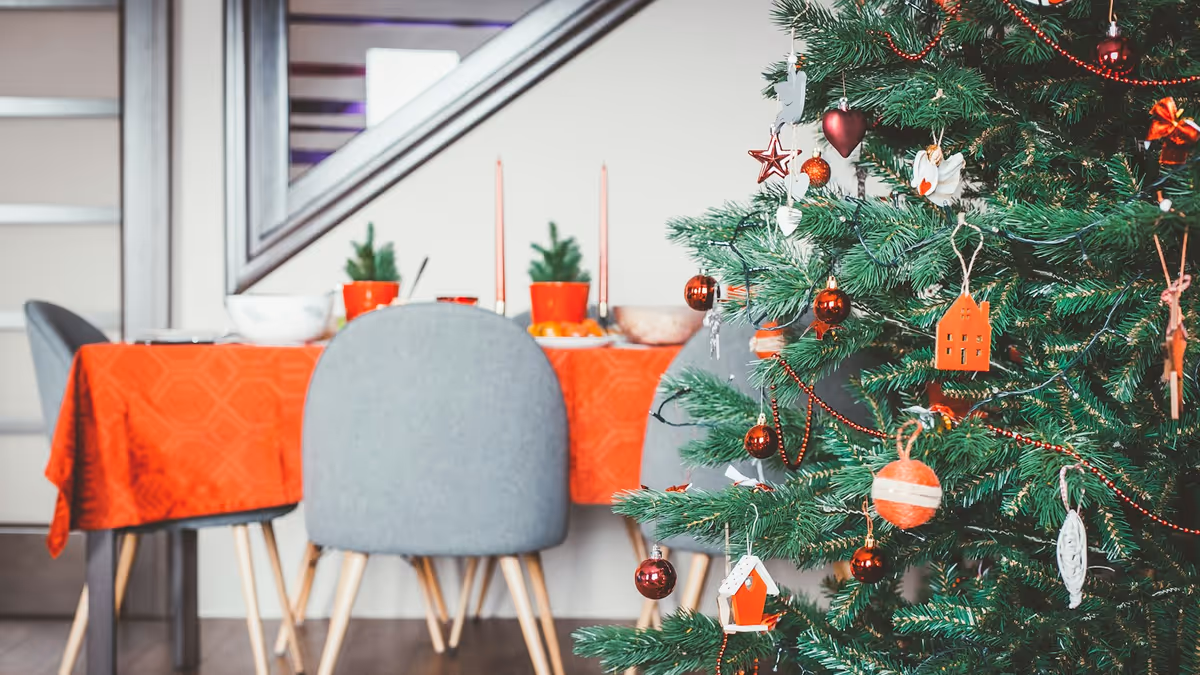 Árbol de Navidad junto a mesa preparada para posada