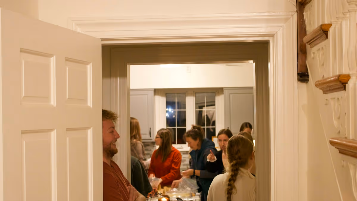Personas reunidas en cocina durante una posada en casa
