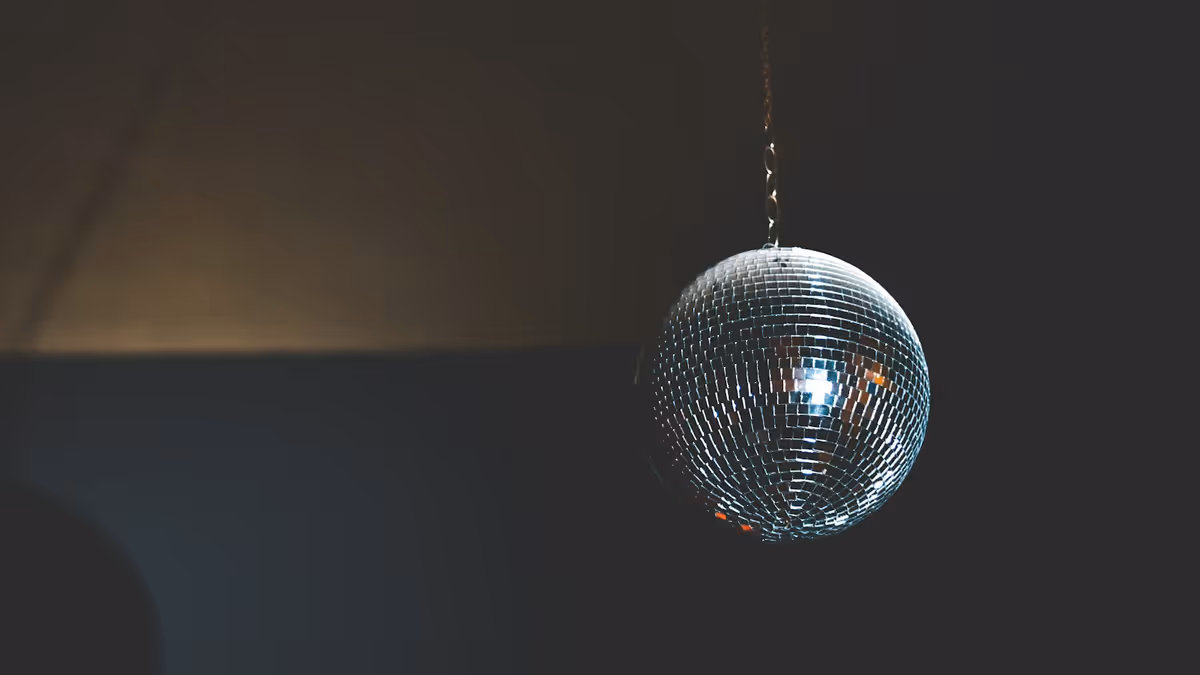 Bola de discoteca colgante sobre una pista para ambientación nocturna