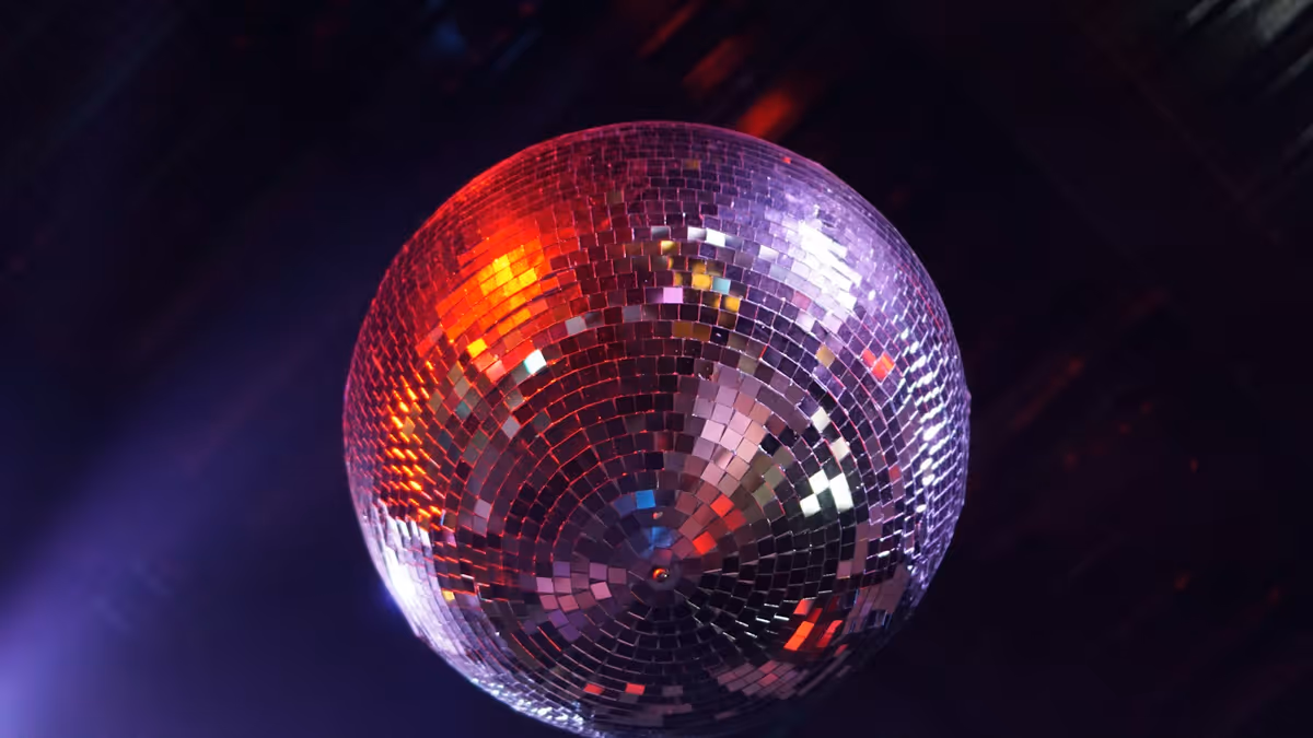 Bola de espejo colgante para ambientar una pista de baile
