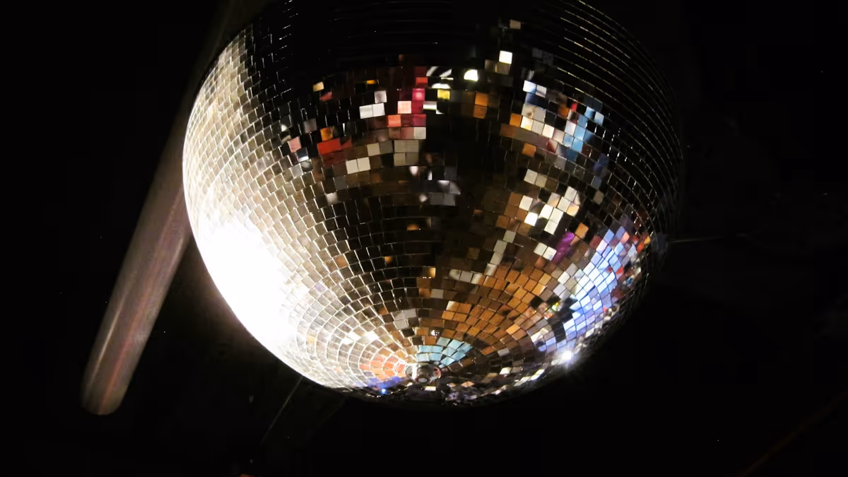 Bola de discoteca brillante reflejando luz para una fiesta en casa