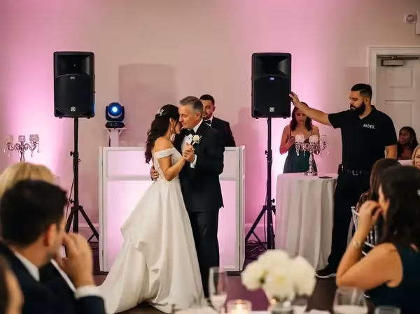 Baile de padre e hija con audio e iluminación en boda