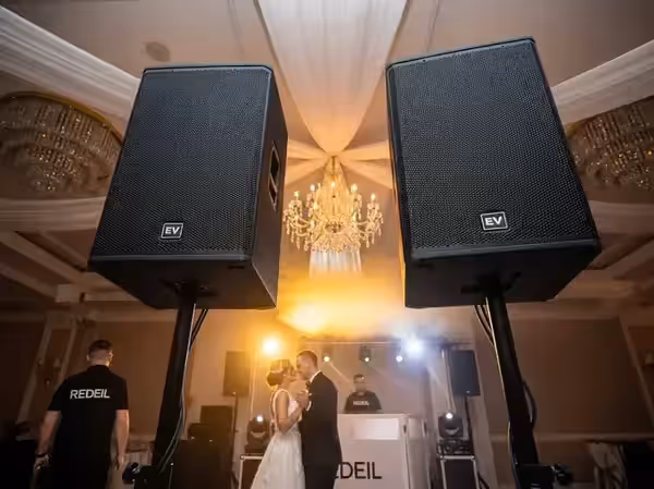 Invitados escuchando el discurso del brindis en la boda