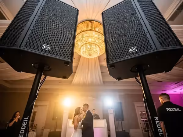 Brindis de boda con micrófono y bocinas profesionales en el salón