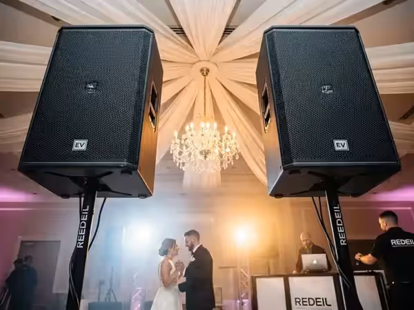 Padrinos compartiendo el micrófono durante el brindis de la boda