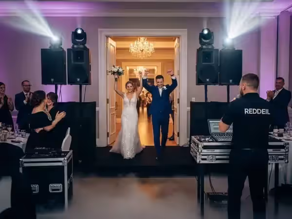 Entrada de los novios con efecto de humo y sistema de audio encendido