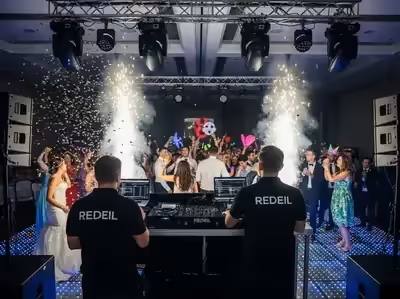 Lluvia de confeti en fiesta de boda con DJ