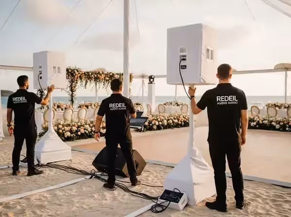 Instalación de audio bajo carpa para boda en playa
