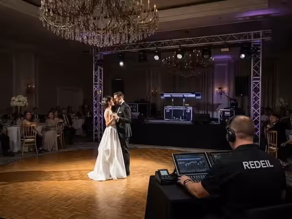 Primer baile de novios con audio e iluminación en truss