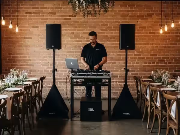 Bocinas JBL en boda de estilo rústico con muro de ladrillo