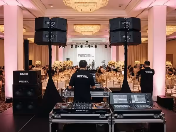 Line array y consola Pioneer DJ en salón de boda