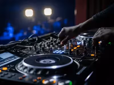Pista llena bailando con DJ en evento