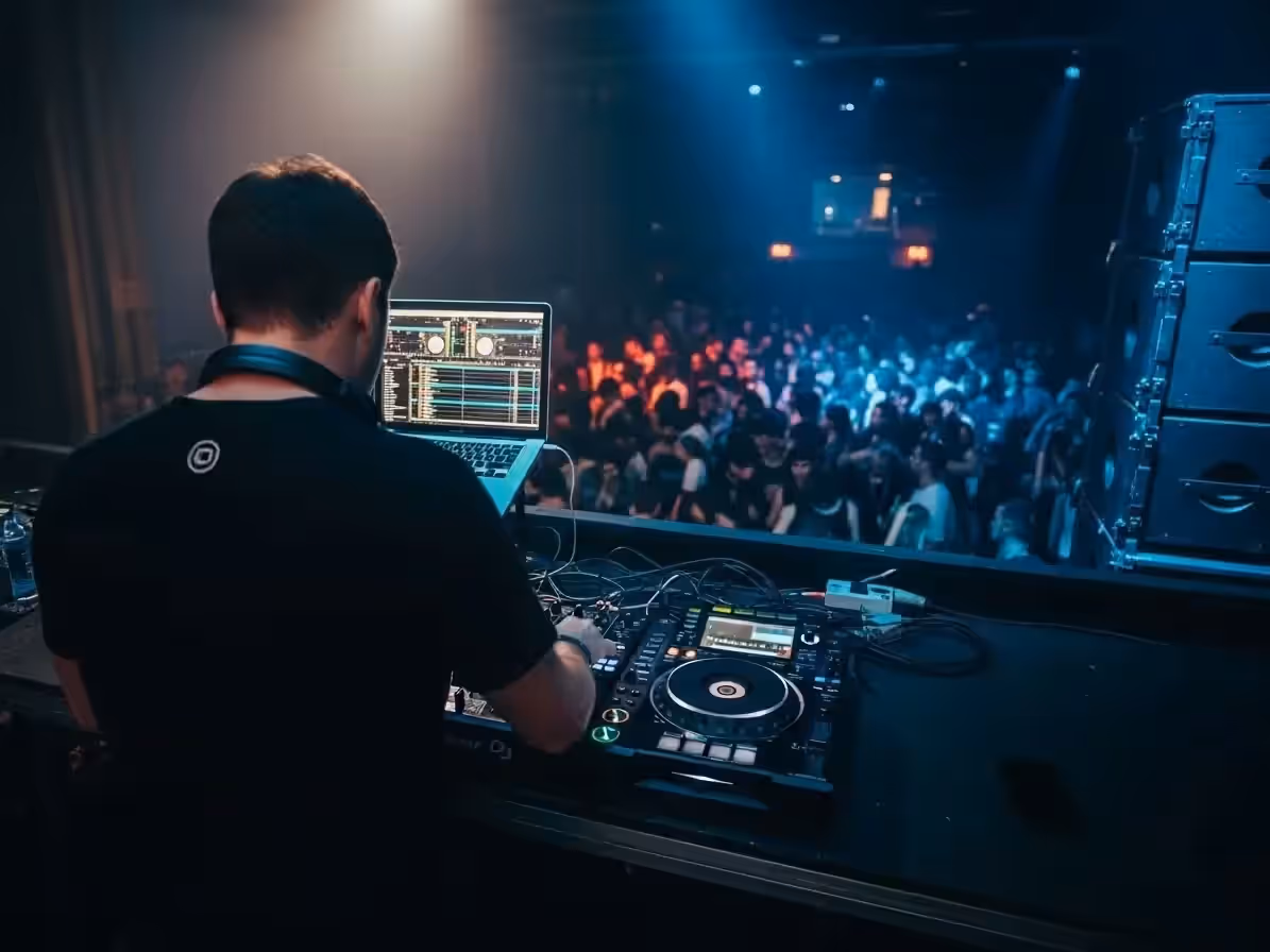 DJ tocando música latina en evento