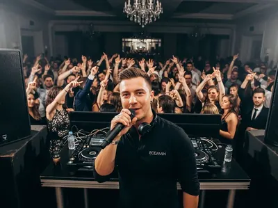 Sistema de audio JBL en salon de eventos