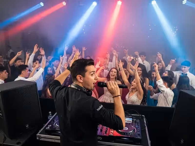 DJ en evento empresarial con equipo premium
