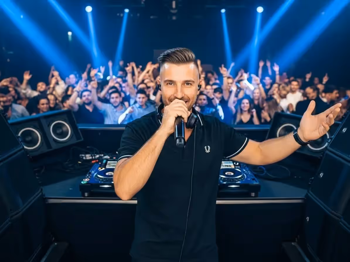 DJ en gala corporativa con ambientación de marca