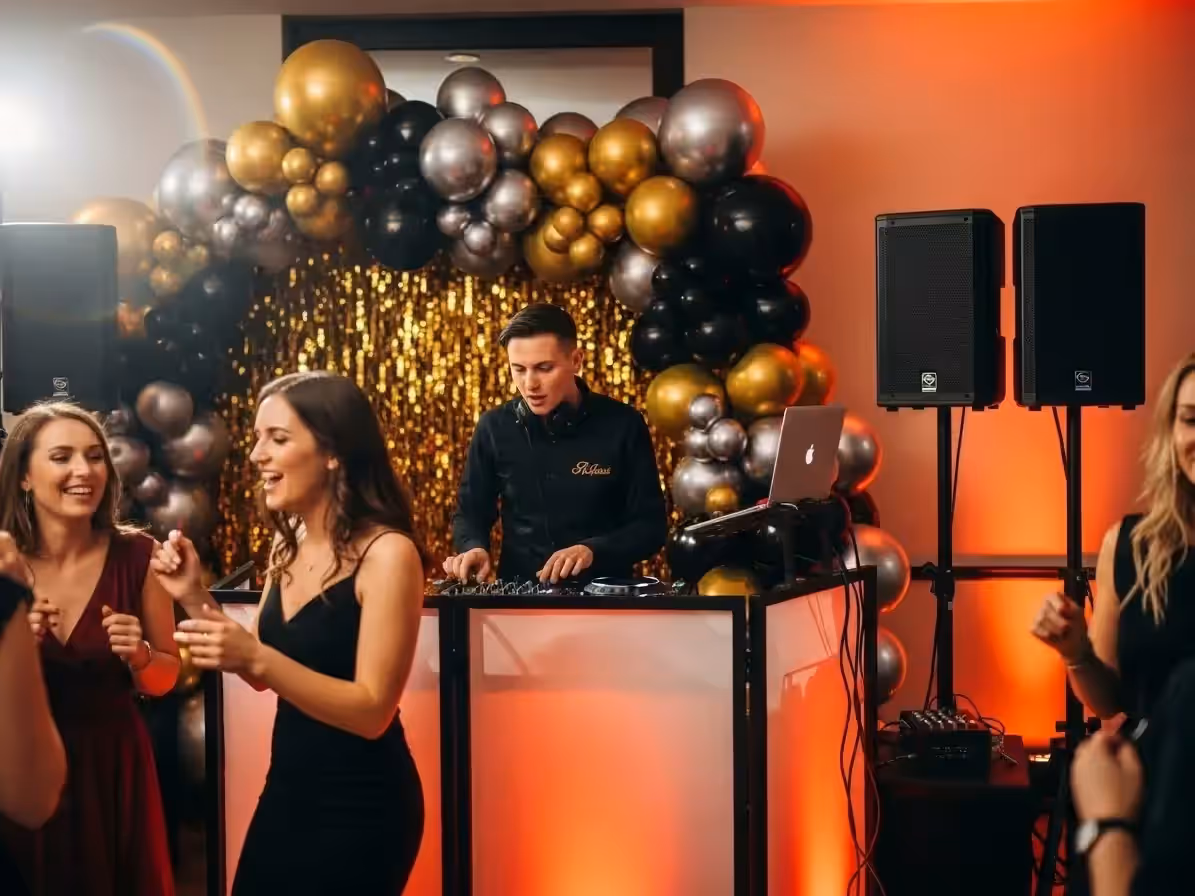 DJ en evento corporativo profesional