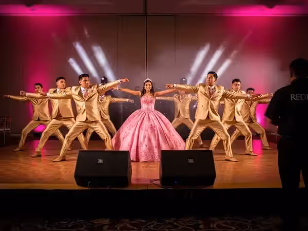 Baile de chambelanes dorados con bocinas JBL en XV años