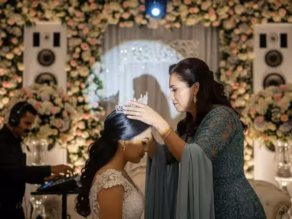Momento de coronación con tiara y flores en fiesta de XV años