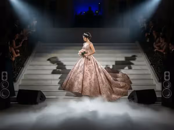 Seguidor de luz y humo bajo durante la entrada de la quinceañera