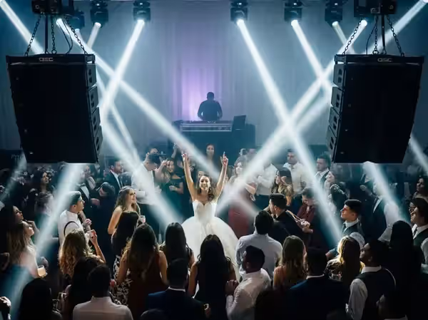 Fiesta con bocinas QSC y luces para evento mediano
