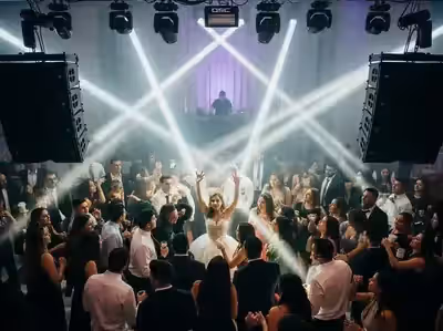 Pista de baile llena con line array en fiesta grande