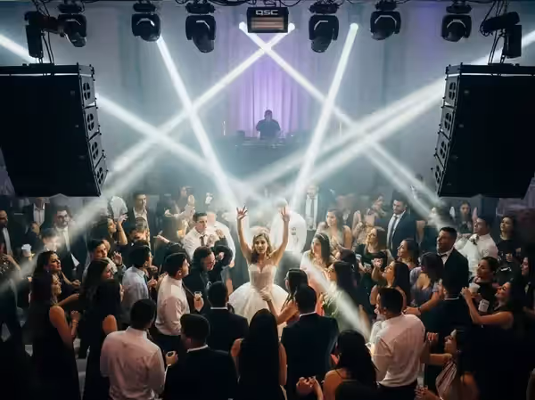 Pista de baile de la fiesta con audio line array y luces de color