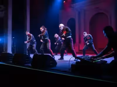 Show de baile con monitores de audio y luces sobre el escenario