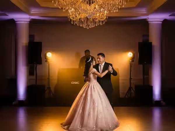 Vals de padre e hija con audio QSC y luces en salón de XV años