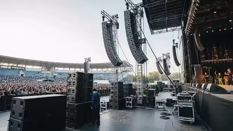 Line array QSC en concierto con producción de audio profesional