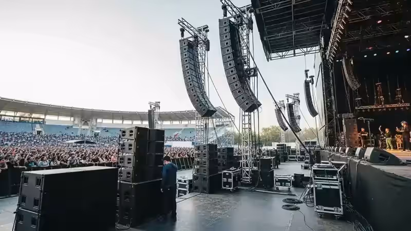 Sistema line array profesional dimensionado para evento masivo
