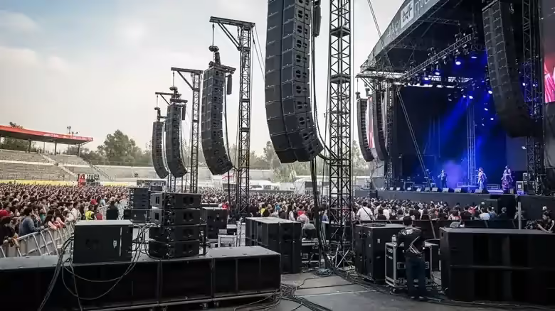 Sonido profesional montado en concierto de estadio
