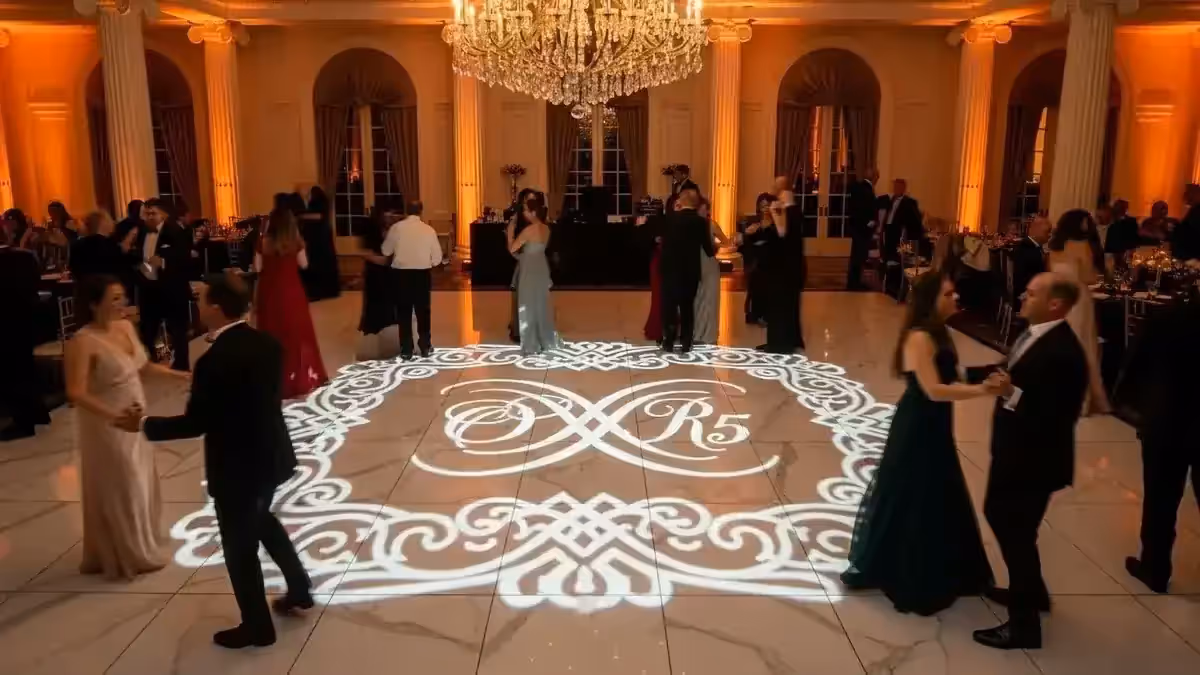 Salón de boda con iluminación Edison elegante sobre mesas