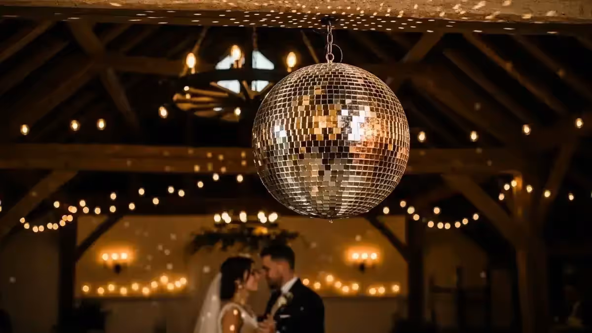 Bola disco en boda rústica con guirnaldas Edison