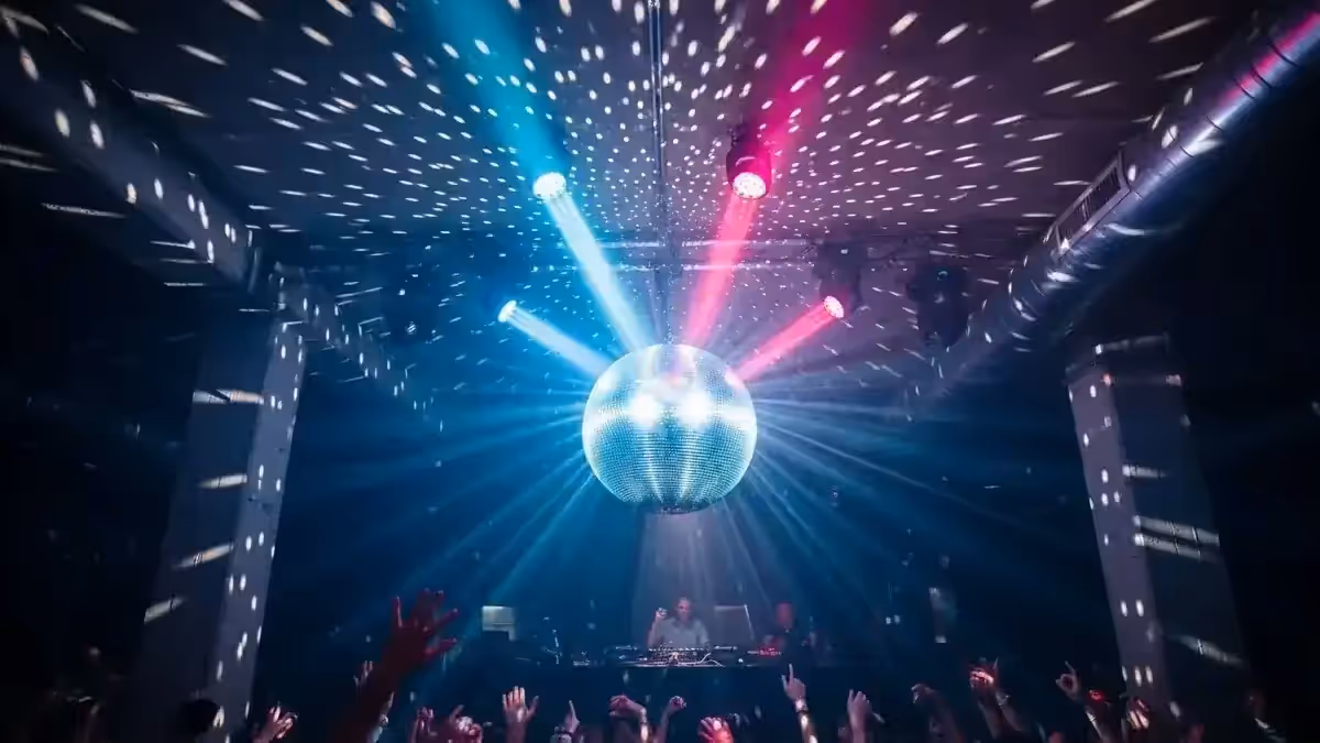 Bola disco gigante con luces LED en pista de baile