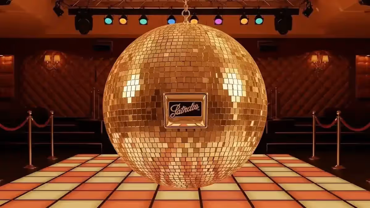 Bola disco dorada con destellos de colores en pista