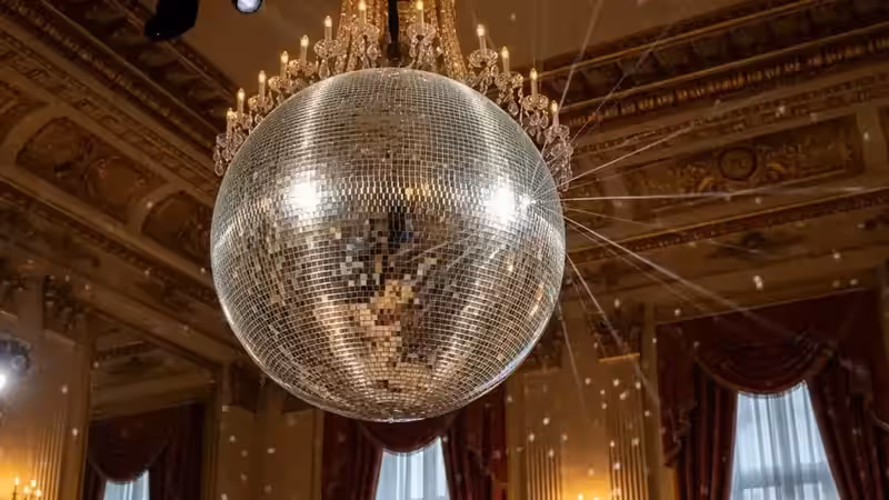 Bola de espejos en evento de producción de lujo