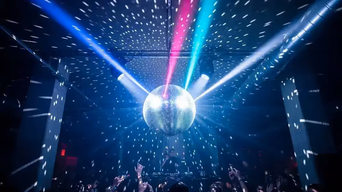Bola de espejos con luces DJ en fiesta
