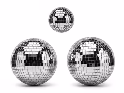 Bola disco gigante en fiesta nocturna