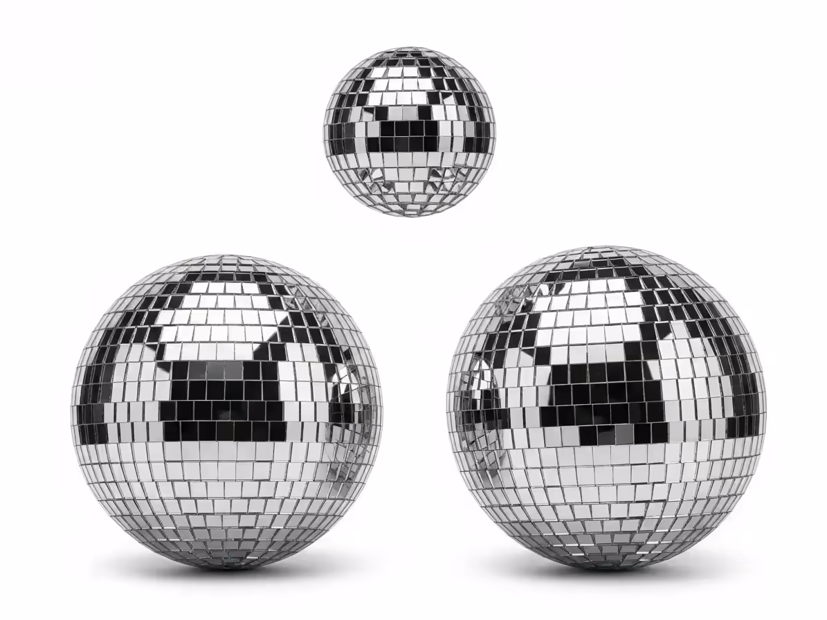 Bola disco gigante en fiesta nocturna masiva