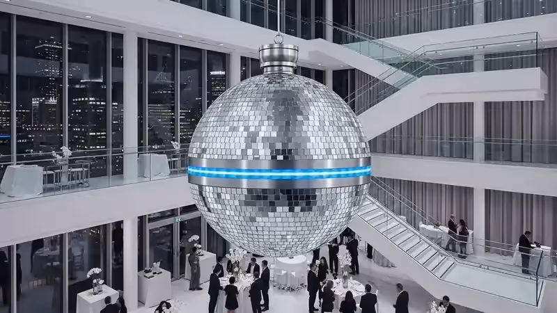 Bola disco en evento corporativo moderno