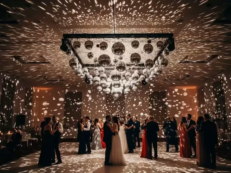 Bola disco con destellos sobre pista de baile