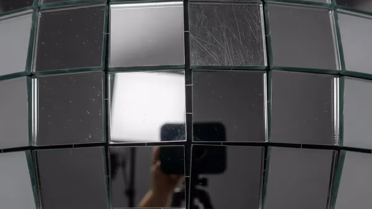 Detalle de espejos cuadrados que forman una bola disco giratoria