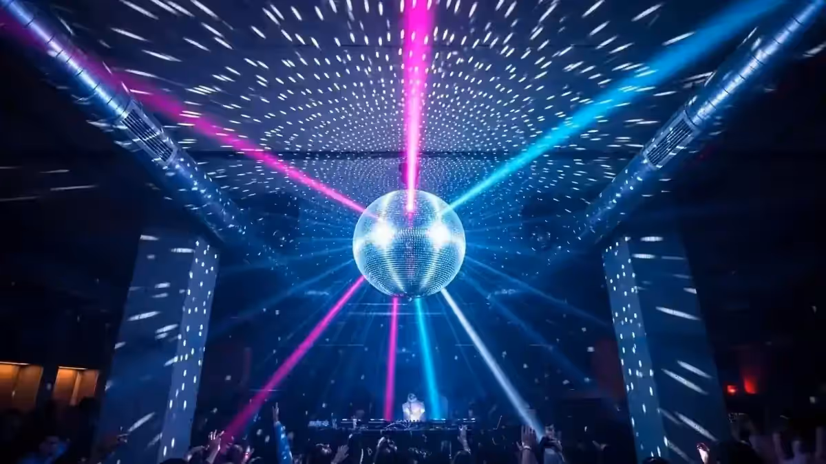 Bola disco en club nocturno de CDMX