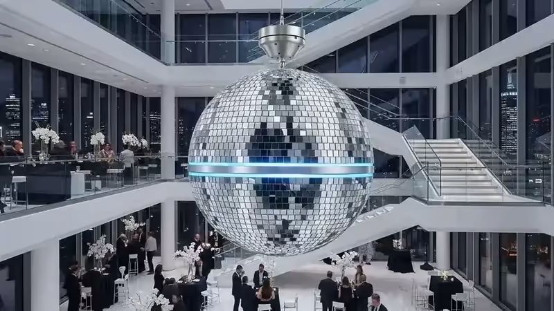 Bola de espejos en gala empresarial