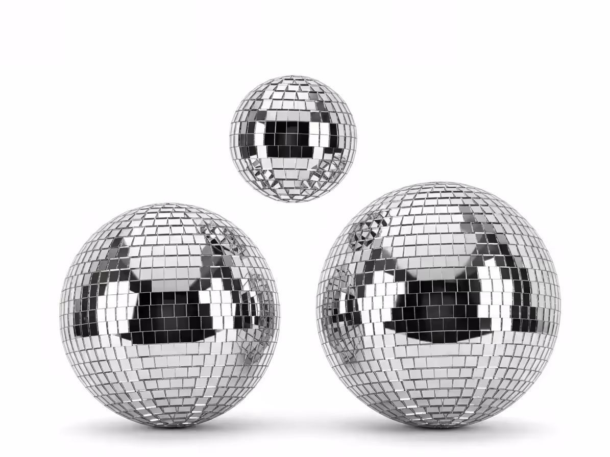 Bola disco suspendida como punto focal de una pista de baile