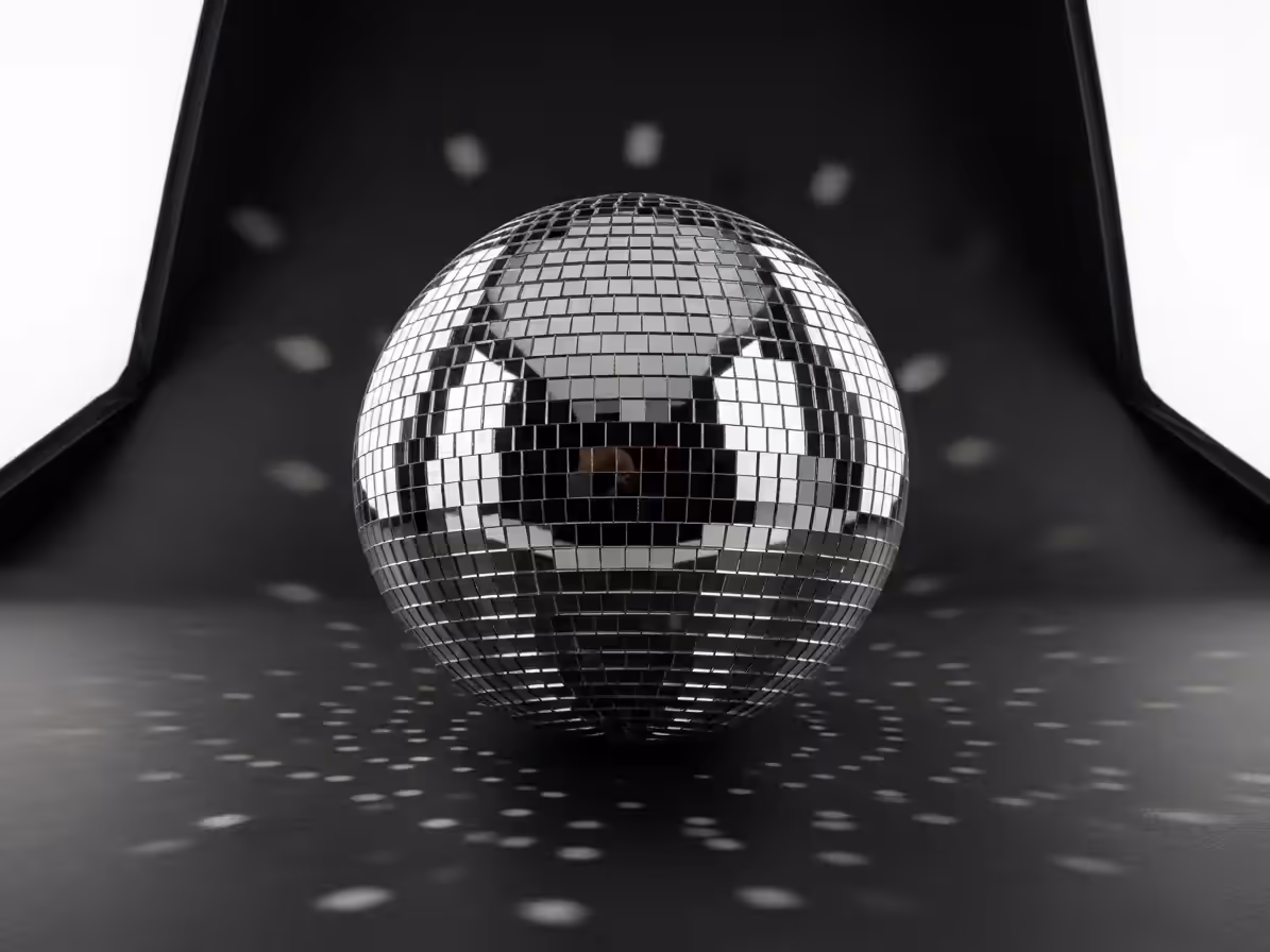 Pista iluminada con bola disco gigante