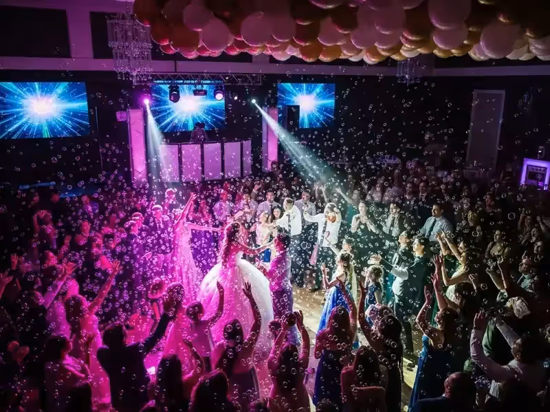 Máquina de Burbujas para Bodas y Fiestas: El Efecto Más Fotogénico