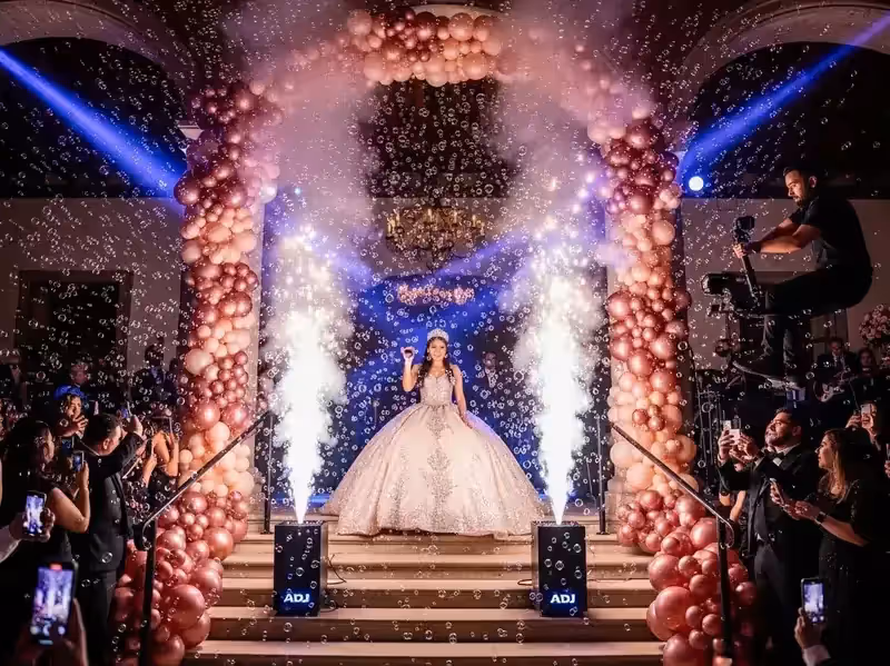 Máquina de burbujas en entrada de novios en boda