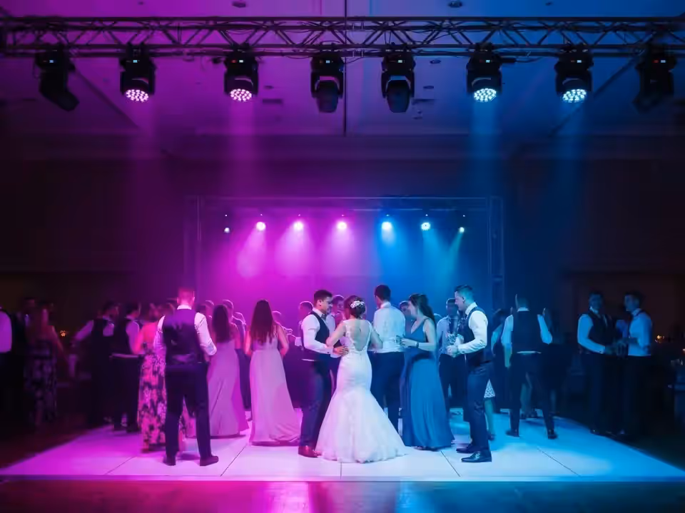 Baile de novios con iluminación de cabezas móviles